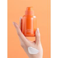 Осветляющий солнцезащитный крем для выравнивая тона кожи THE SAEM Urban Eco Golden Berry C Tone Up Sun Cream SPF50+ PA++++ - вид 5 миниатюра